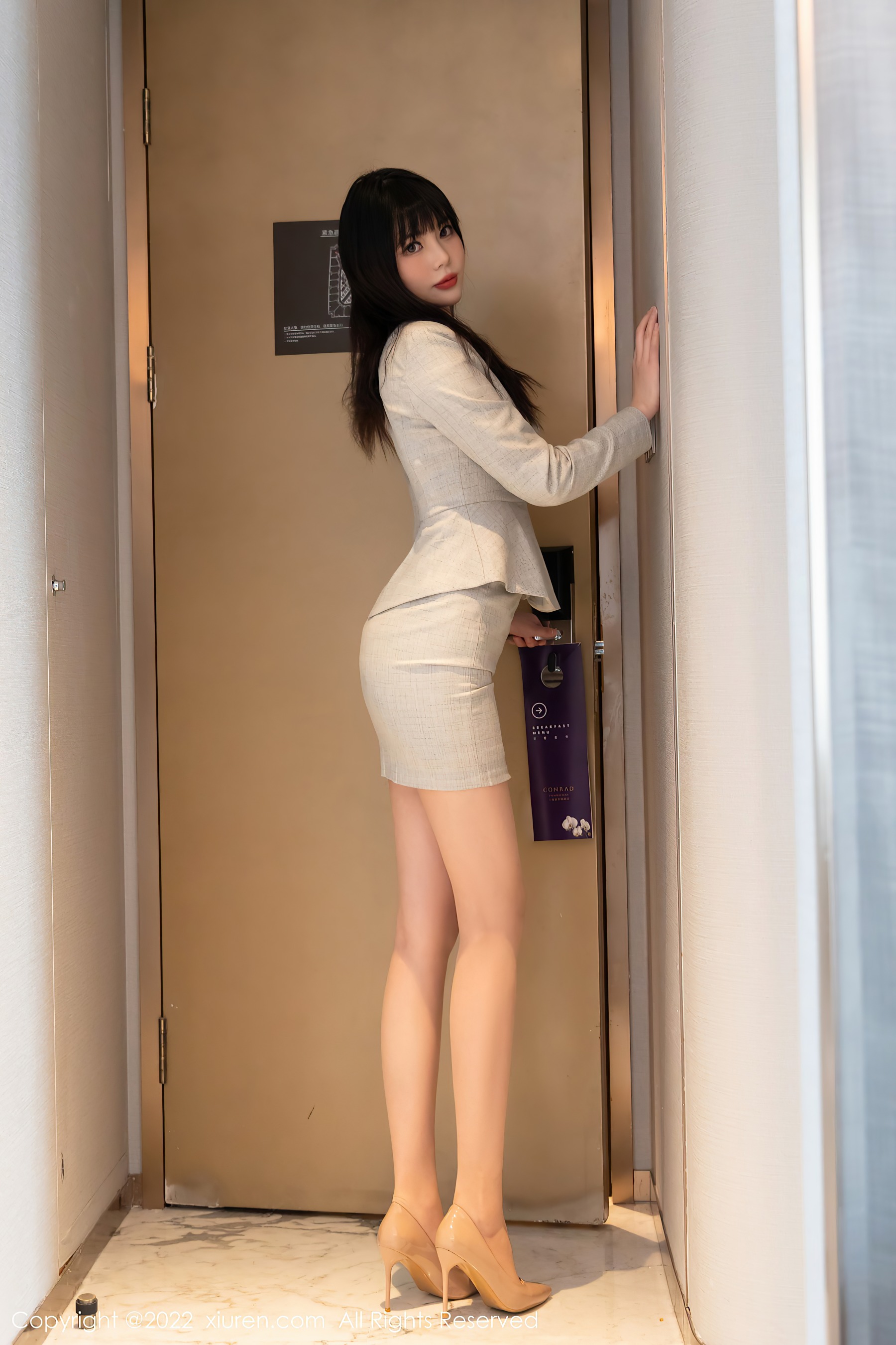 [XiuRen秀人网] No.4689 Arude薇薇 丝袜美腿短裙写真